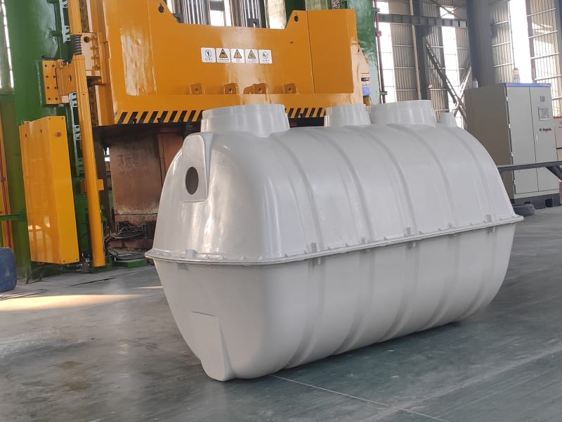 Fiberglass septic tank